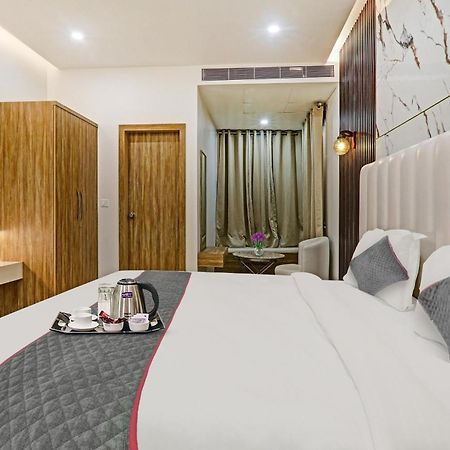 Super Townhouse Hotel Impact Chinhat 外观 照片