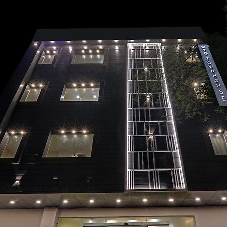 Super Townhouse Hotel Impact Chinhat 外观 照片