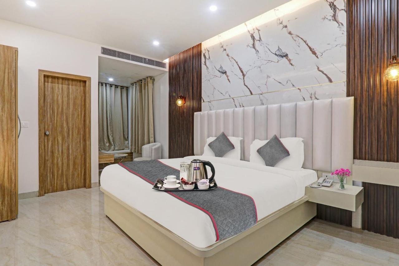 Super Townhouse Hotel Impact Chinhat 外观 照片