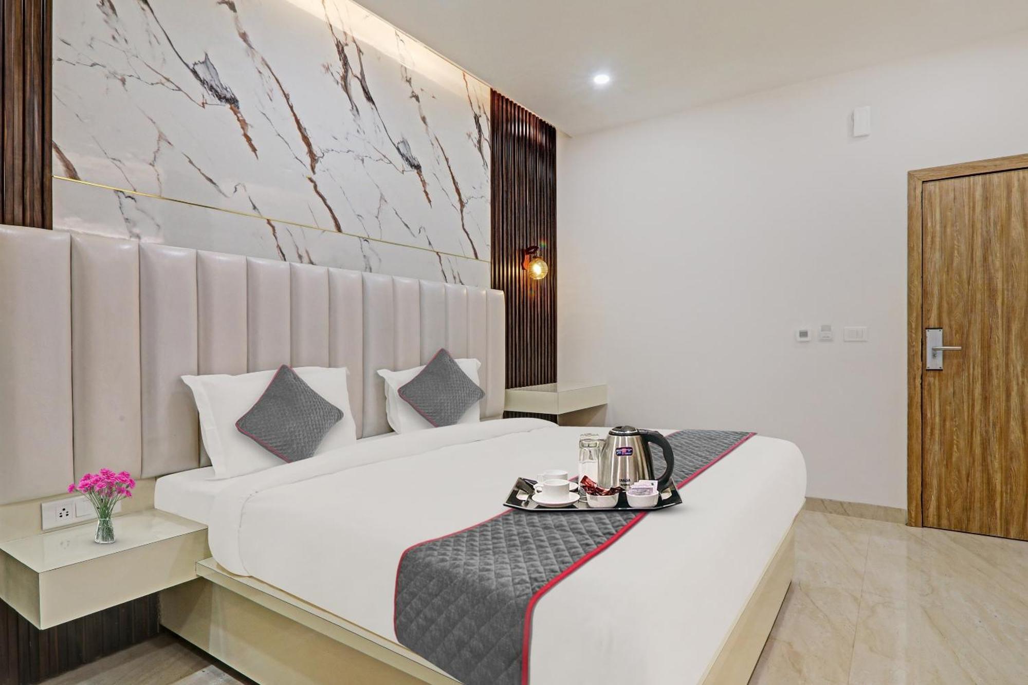 Super Townhouse Hotel Impact Chinhat 外观 照片
