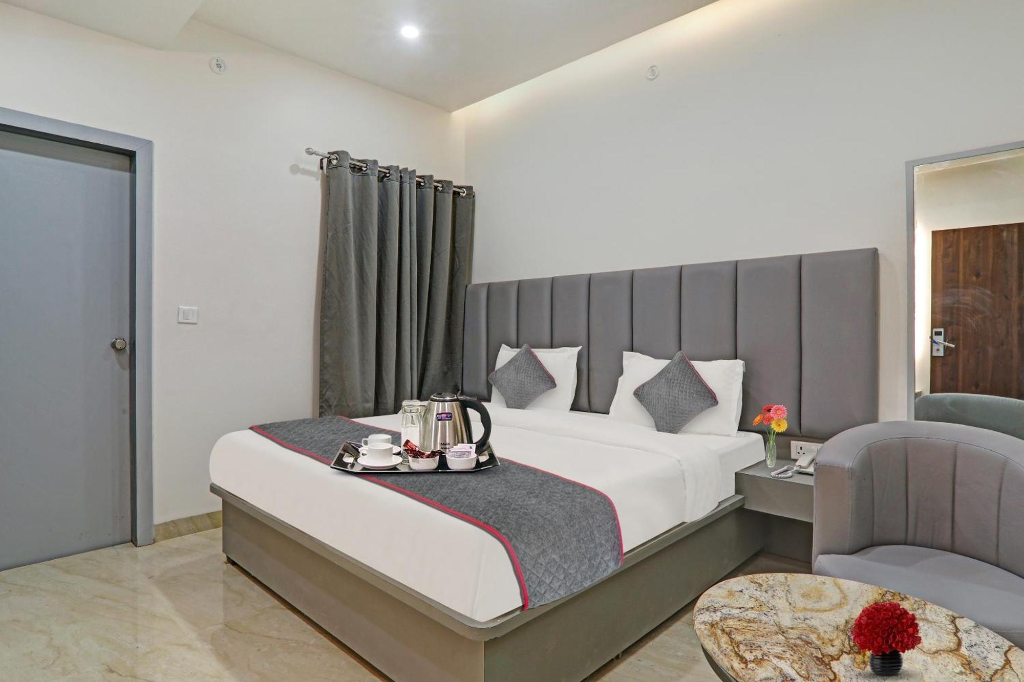 Super Townhouse Hotel Impact Chinhat 外观 照片