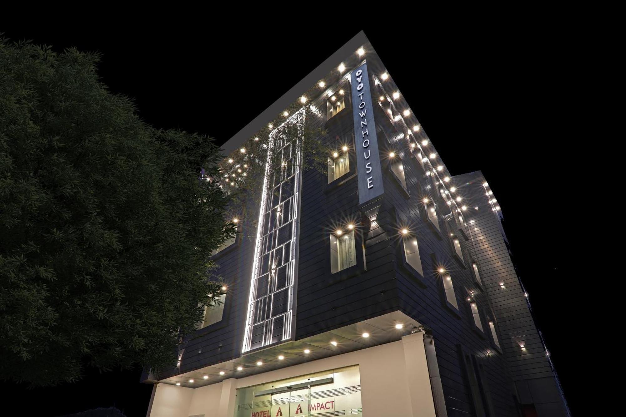 Super Townhouse Hotel Impact Chinhat 外观 照片