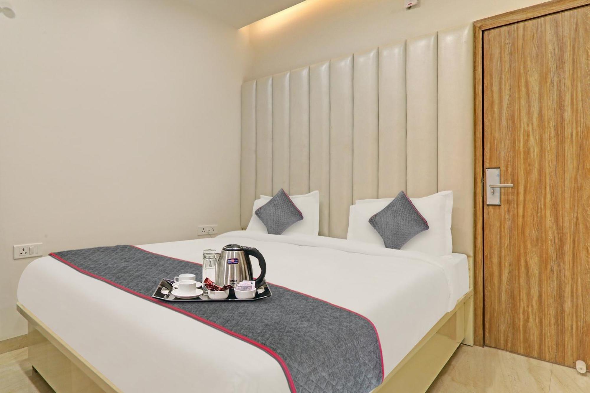 Super Townhouse Hotel Impact Chinhat 外观 照片
