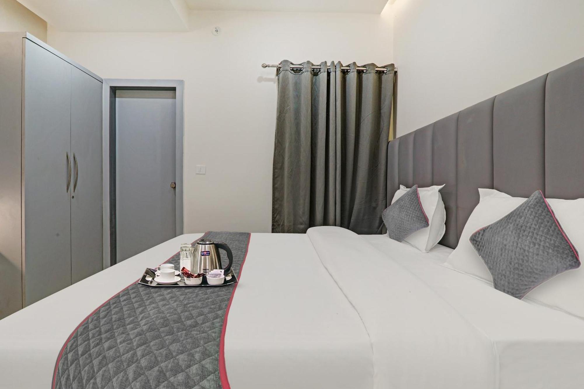 Super Townhouse Hotel Impact Chinhat 外观 照片