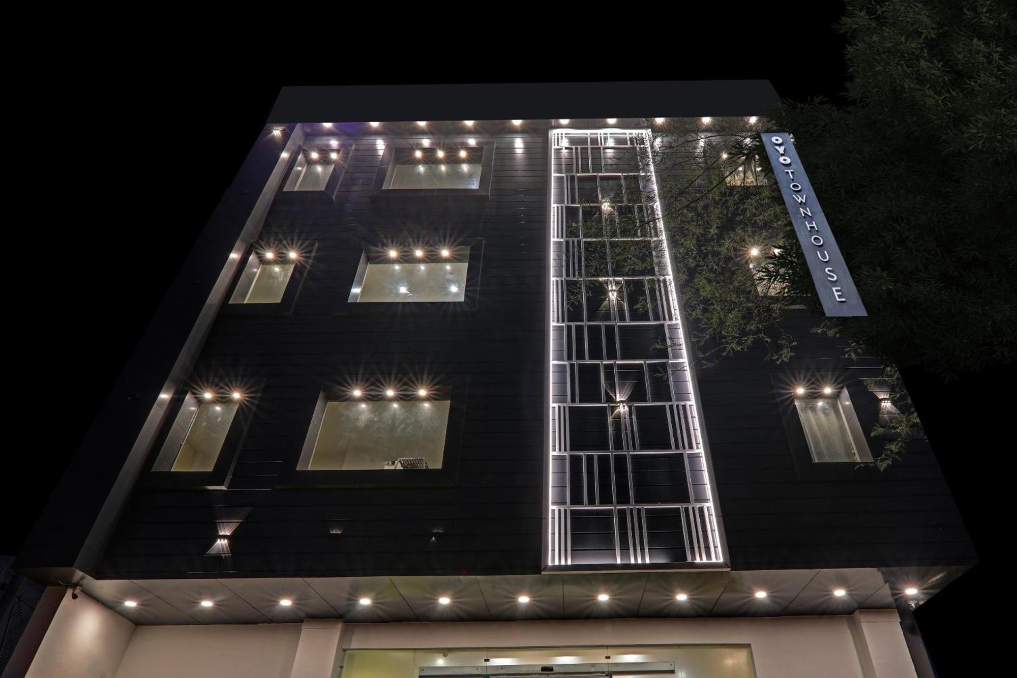 Super Townhouse Hotel Impact Chinhat 外观 照片