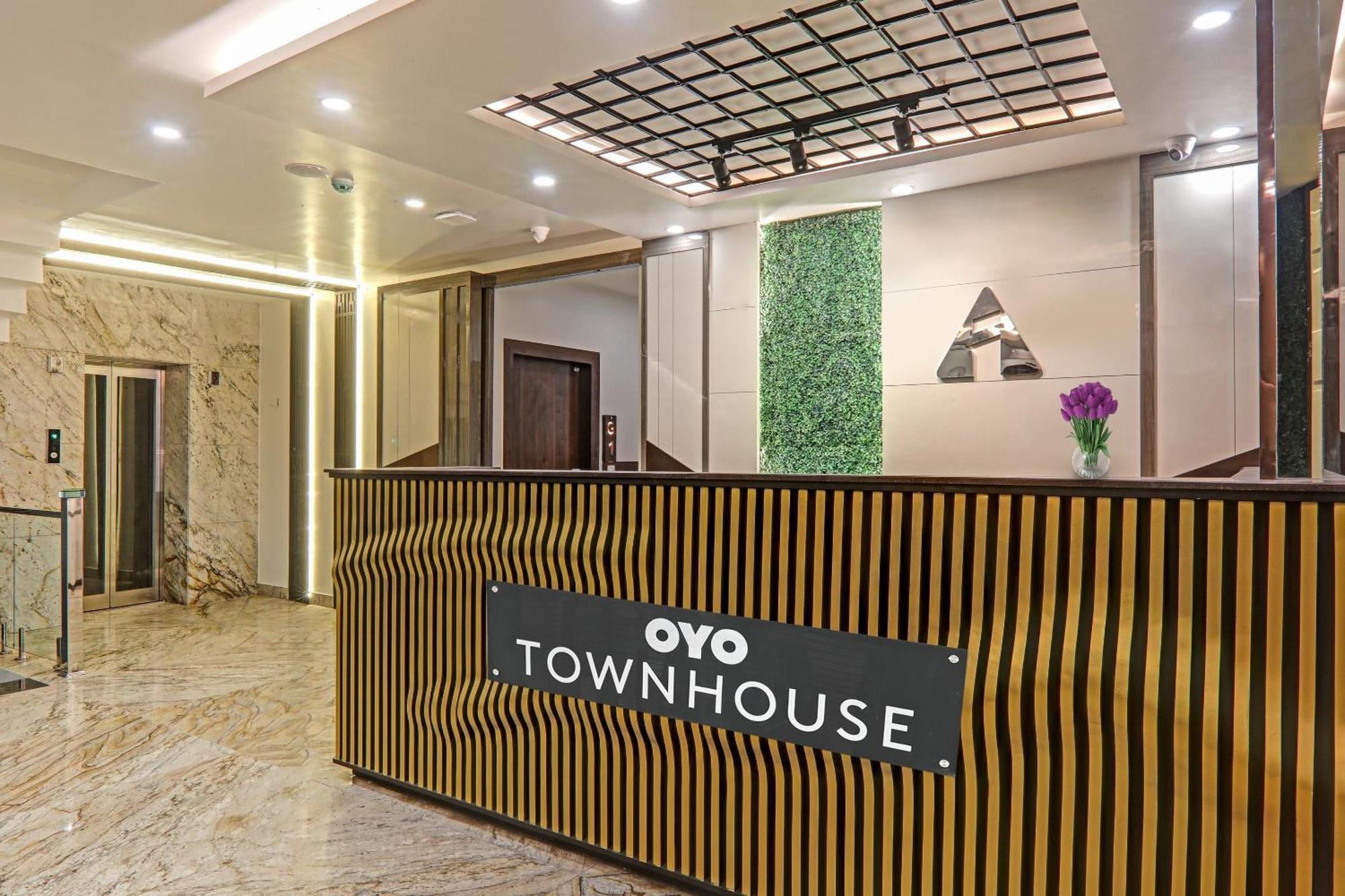 Super Townhouse Hotel Impact Chinhat 外观 照片