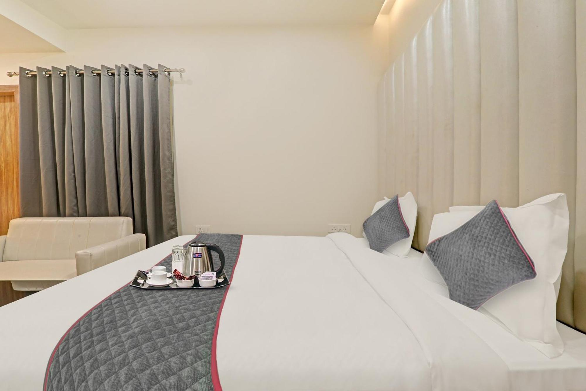 Super Townhouse Hotel Impact Chinhat 外观 照片