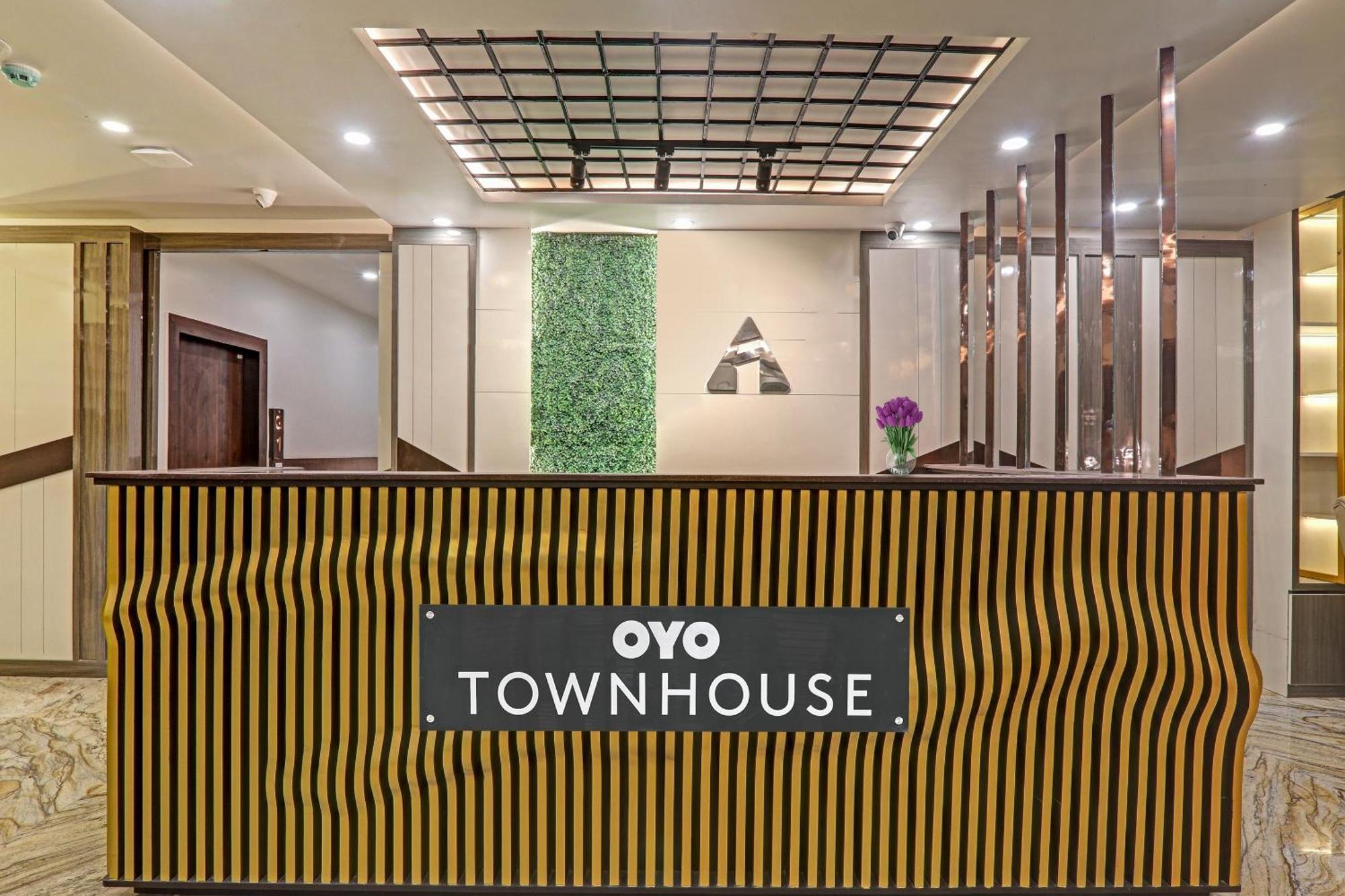 Super Townhouse Hotel Impact Chinhat 外观 照片