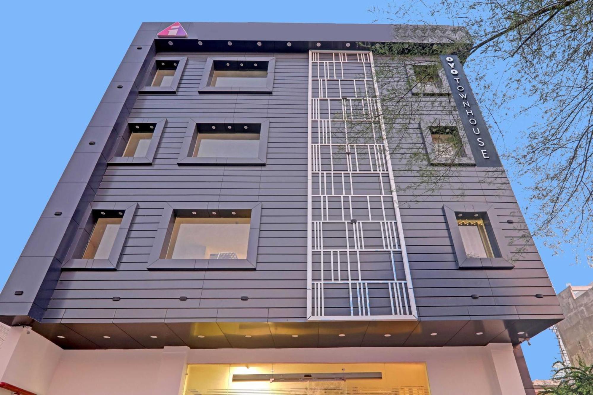Super Townhouse Hotel Impact Chinhat 外观 照片