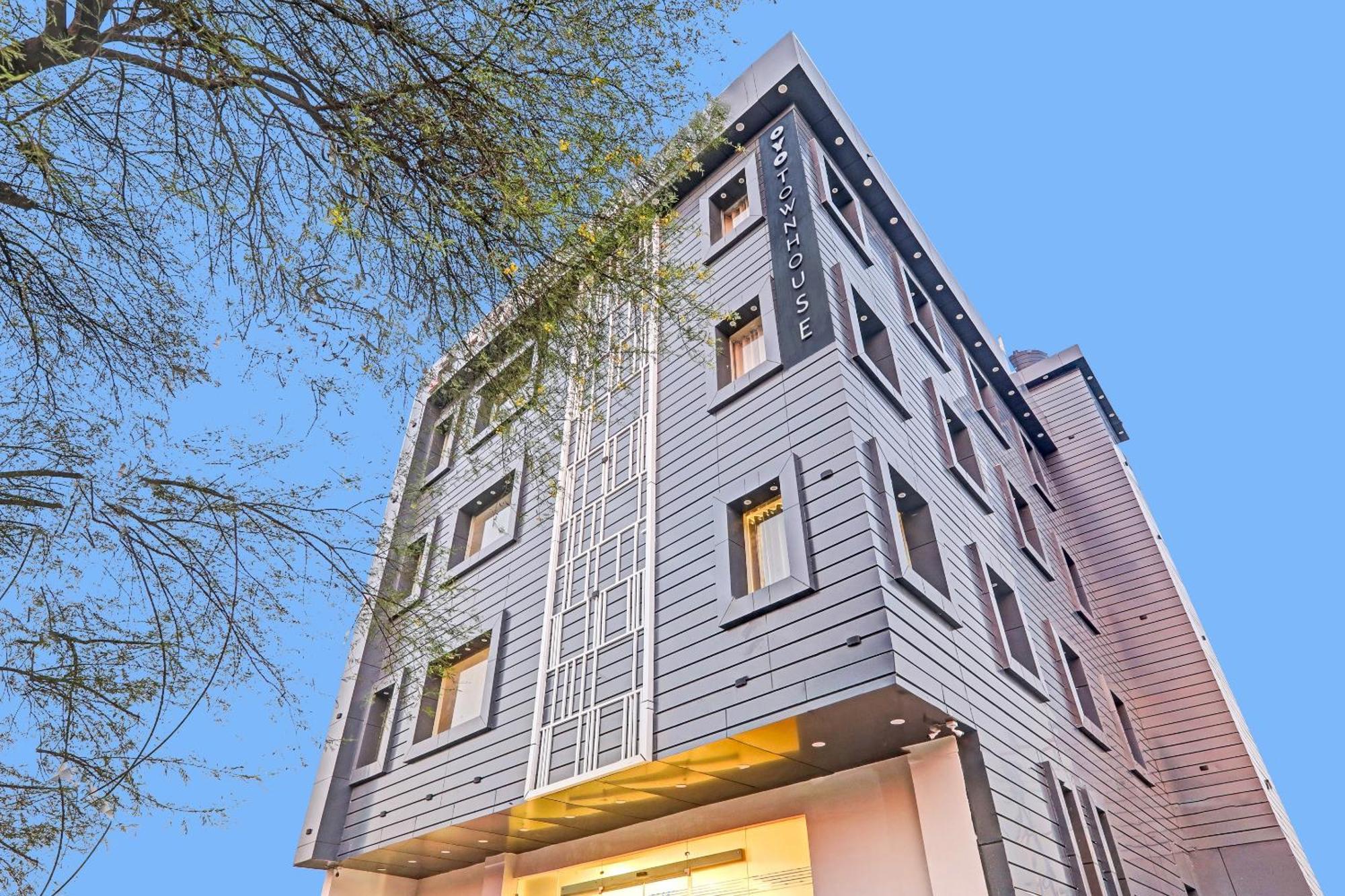 Super Townhouse Hotel Impact Chinhat 外观 照片