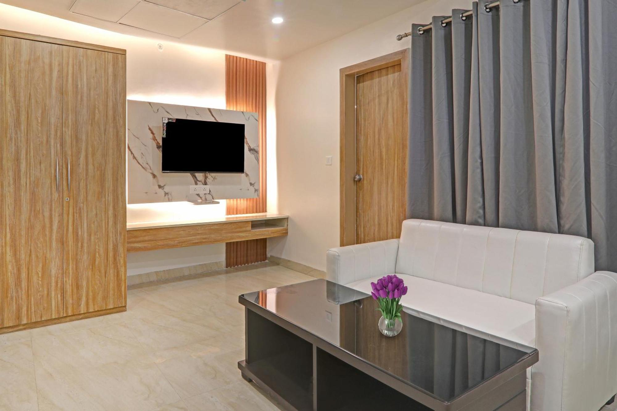 Super Townhouse Hotel Impact Chinhat 外观 照片
