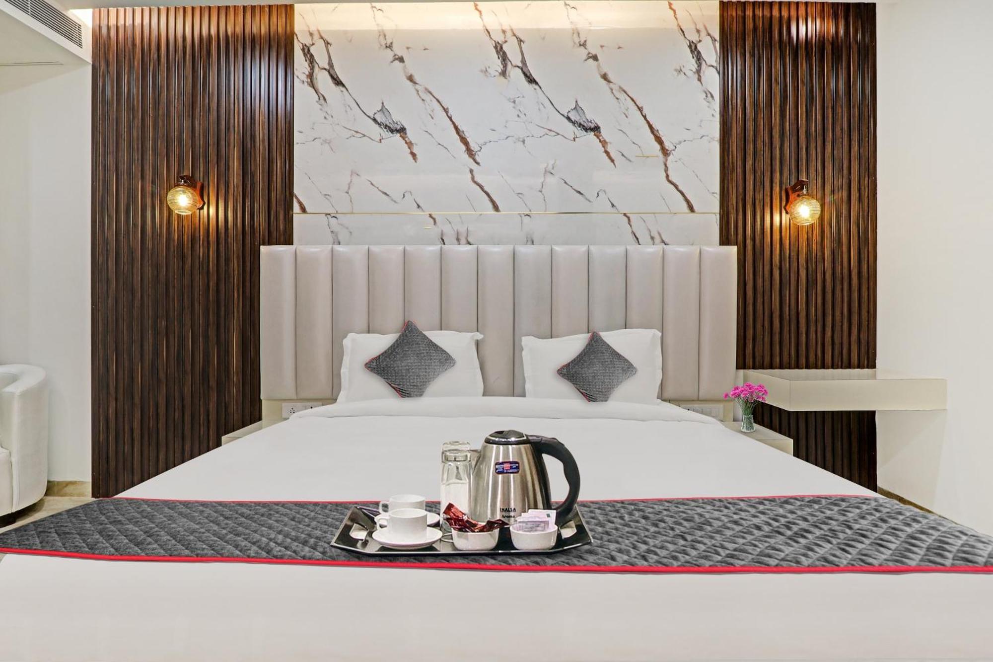 Super Townhouse Hotel Impact Chinhat 外观 照片