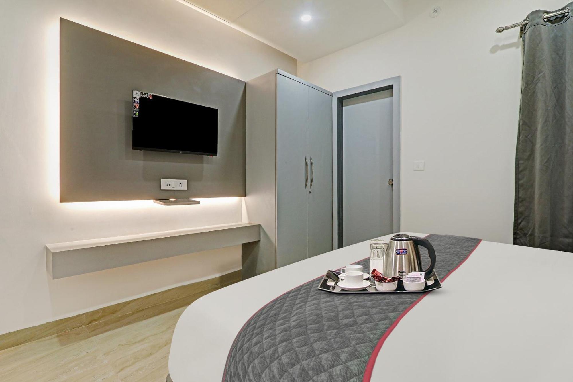 Super Townhouse Hotel Impact Chinhat 外观 照片