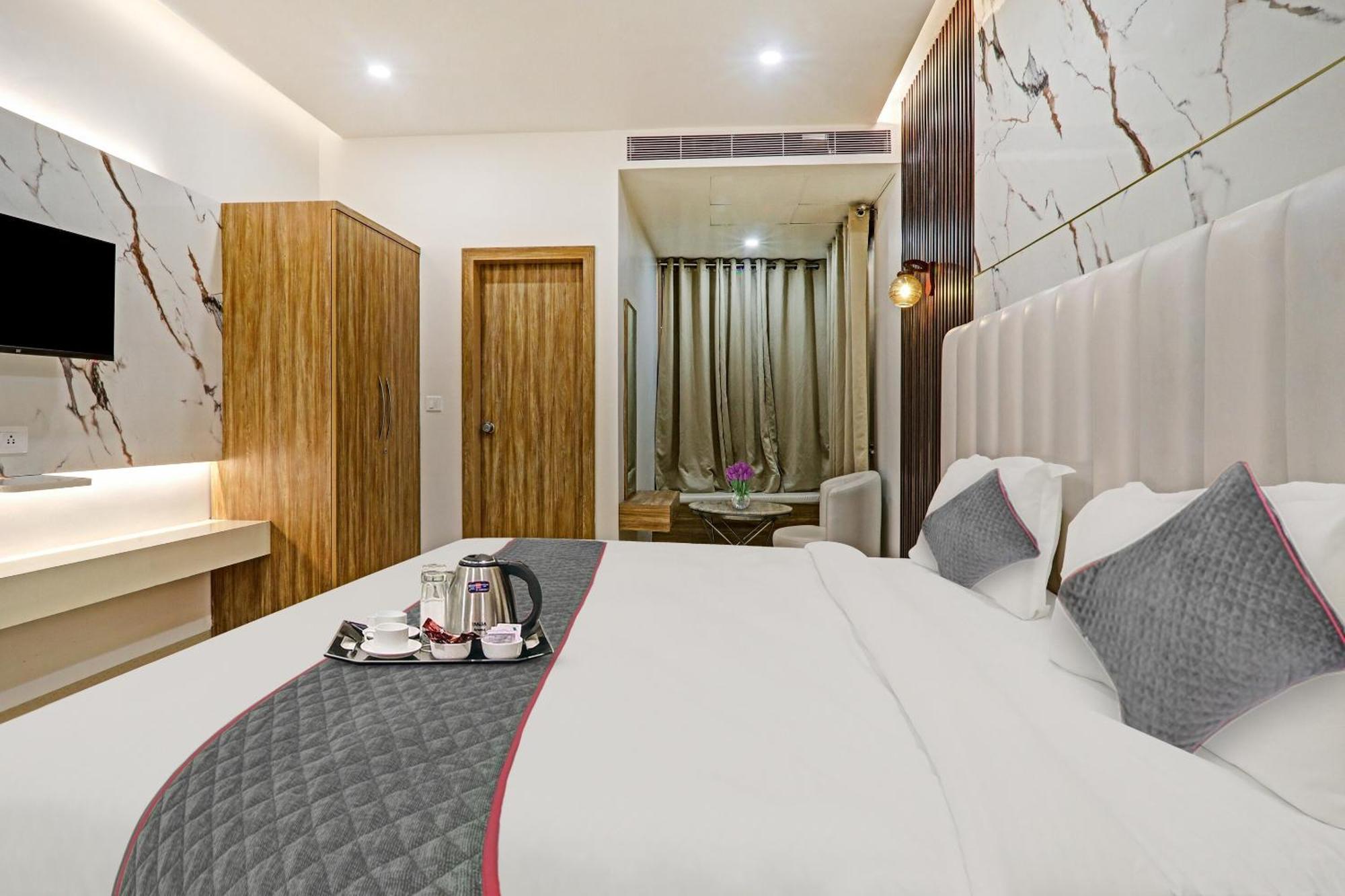 Super Townhouse Hotel Impact Chinhat 外观 照片