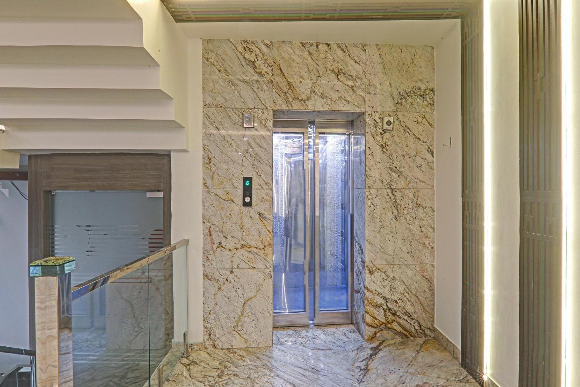 Super Townhouse Hotel Impact Chinhat 外观 照片