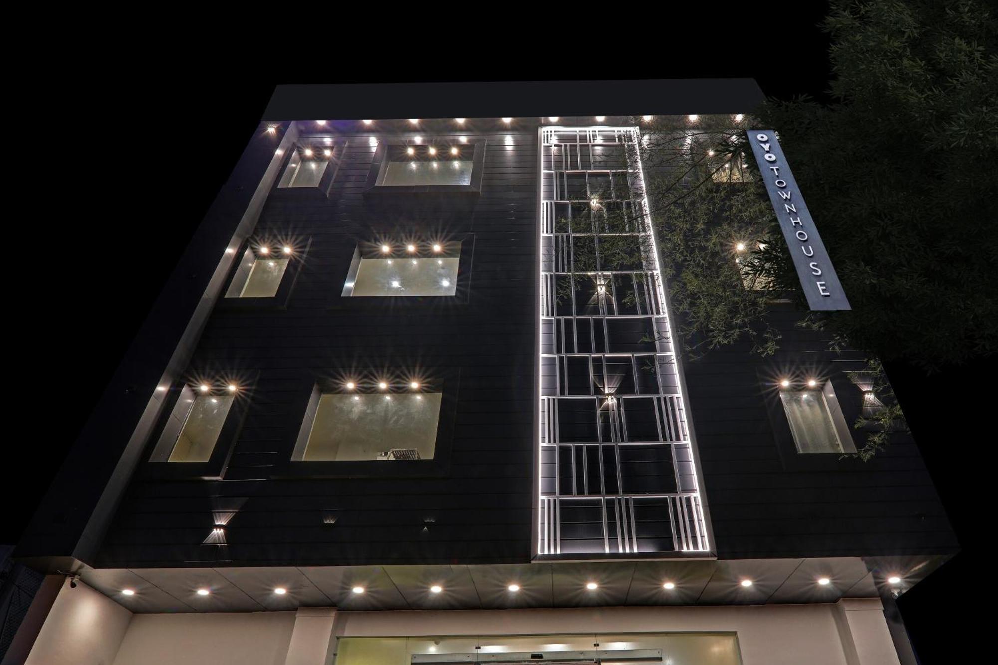 Super Townhouse Hotel Impact Chinhat 外观 照片