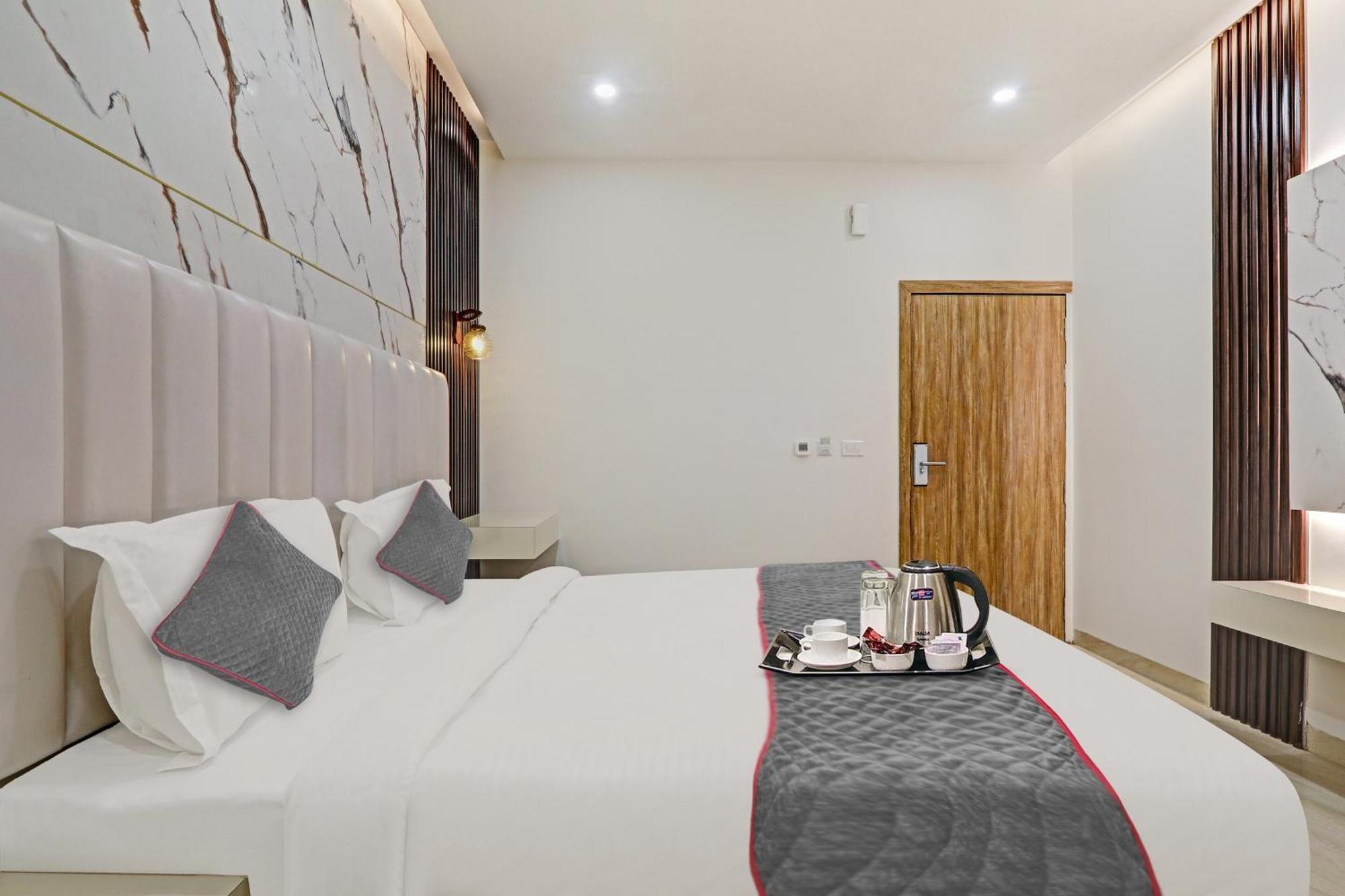 Super Townhouse Hotel Impact Chinhat 外观 照片