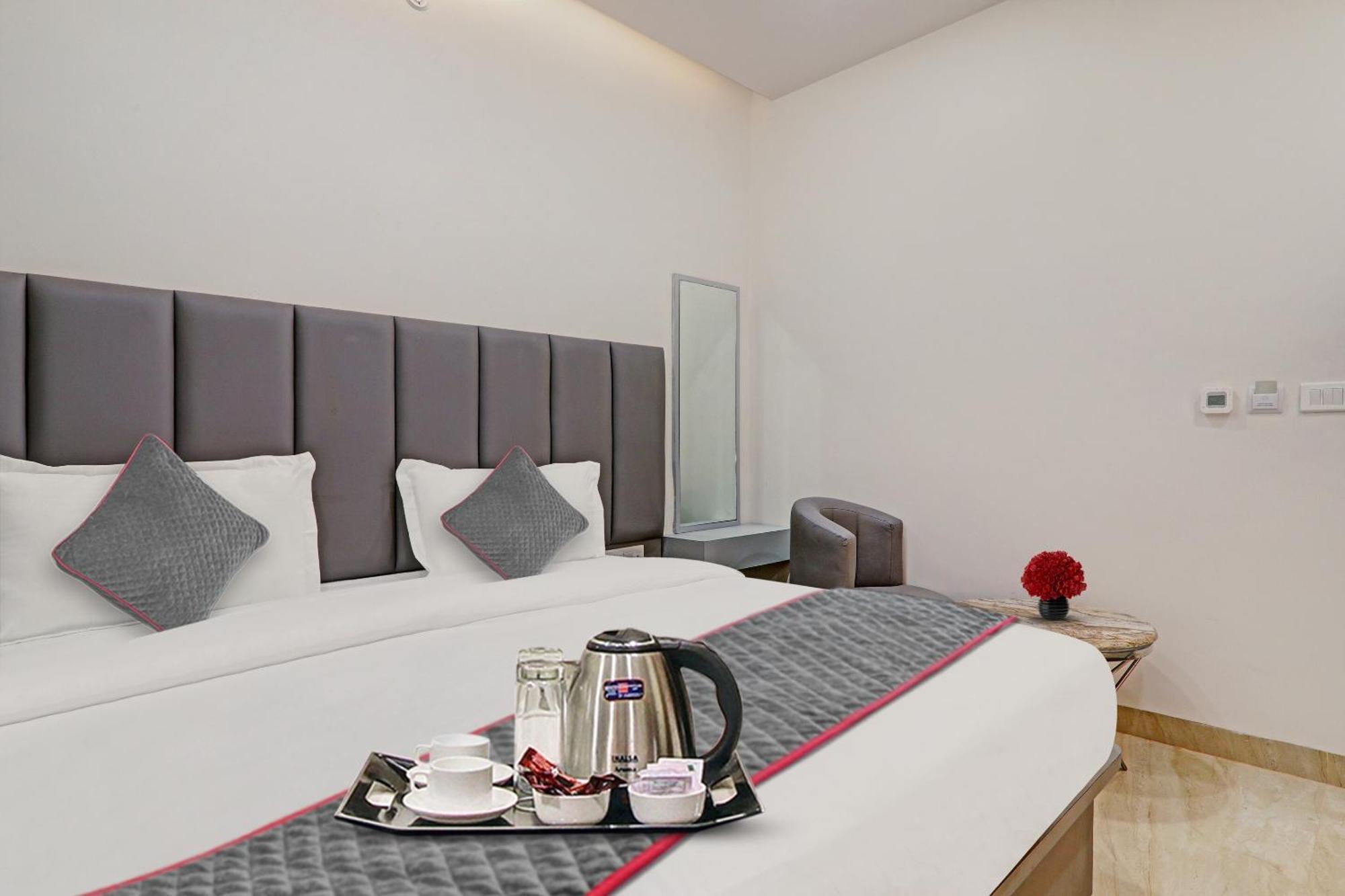 Super Townhouse Hotel Impact Chinhat 外观 照片