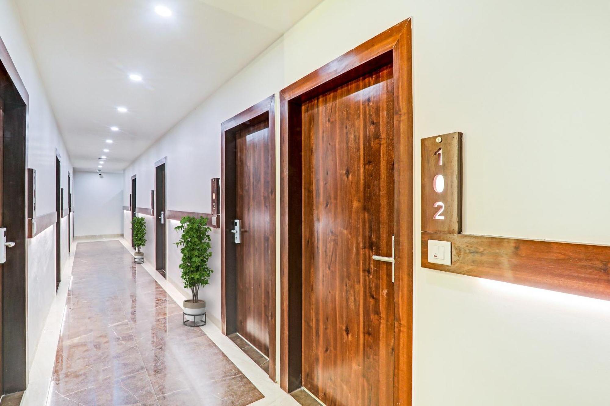 Super Townhouse Hotel Impact Chinhat 外观 照片