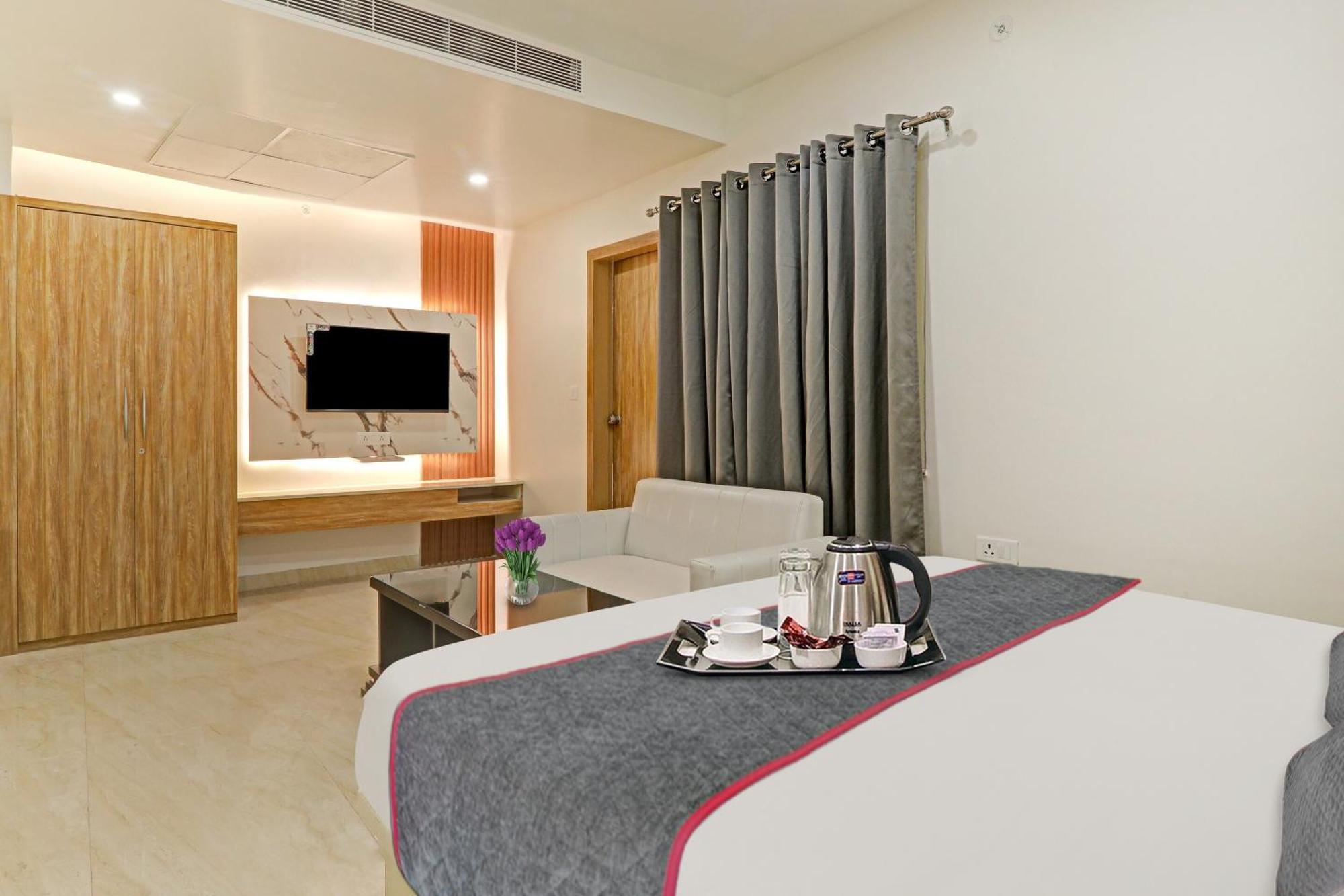 Super Townhouse Hotel Impact Chinhat 外观 照片