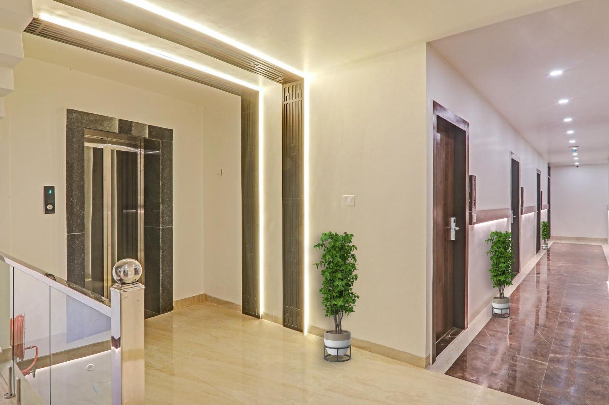 Super Townhouse Hotel Impact Chinhat 外观 照片
