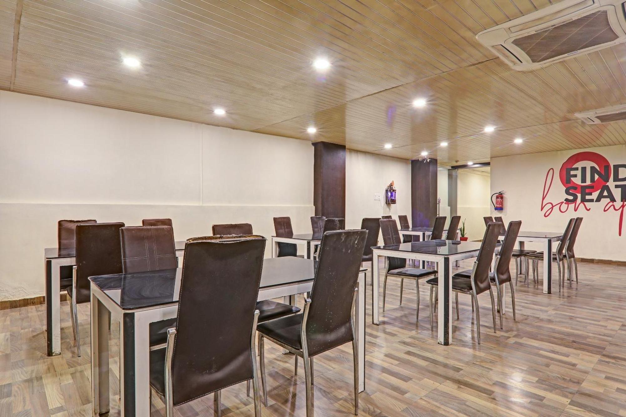 Super Townhouse Hotel Impact Chinhat 外观 照片