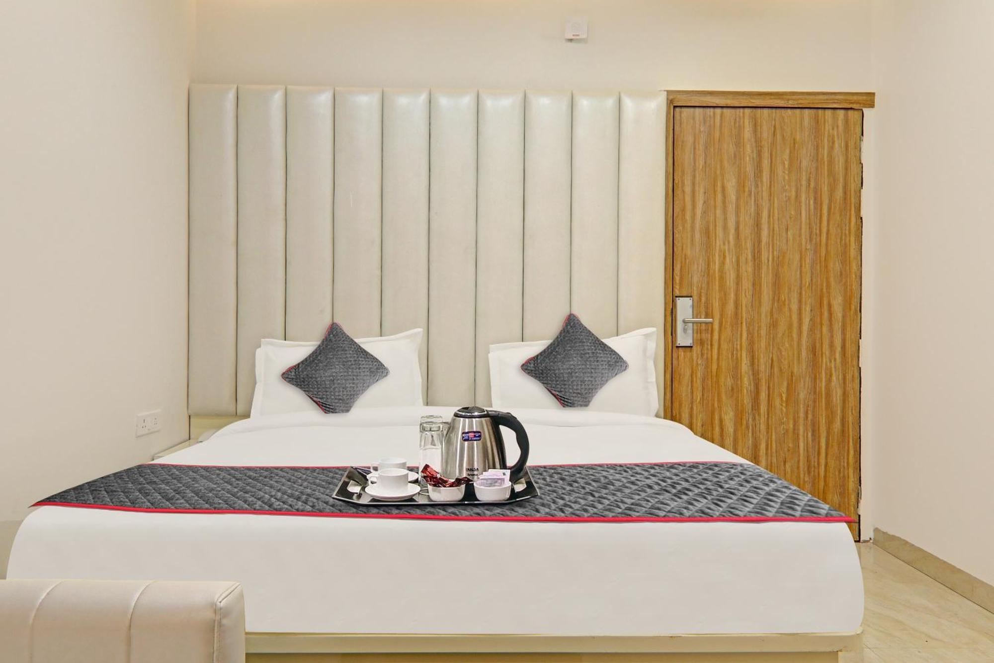 Super Townhouse Hotel Impact Chinhat 外观 照片