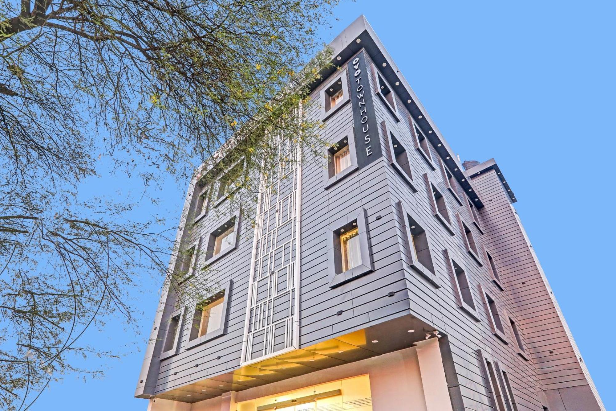 Super Townhouse Hotel Impact Chinhat 外观 照片